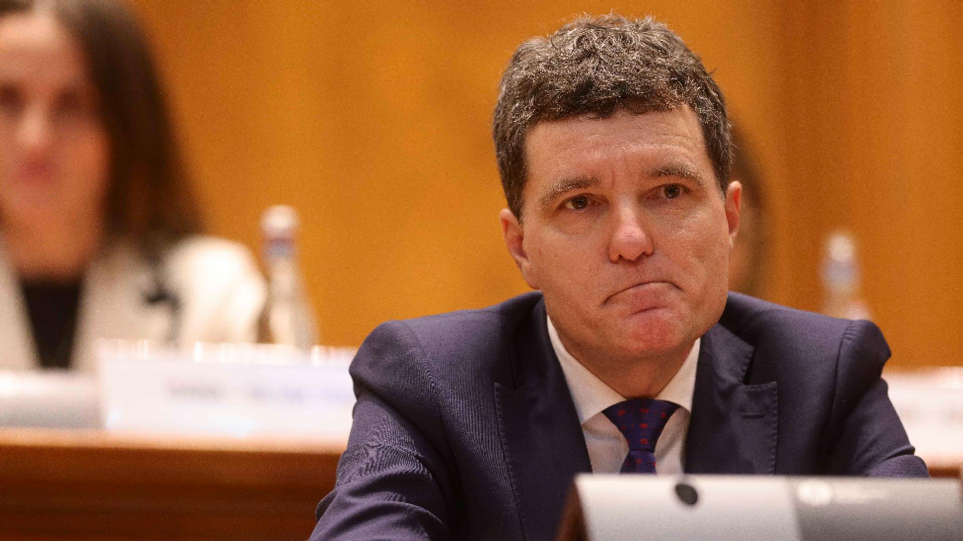 Nicuor Dan ii provoaca din nou pe romani Oana Toiu care a esuat cu Visa Waiver va mergela Davos in locul presedintelui