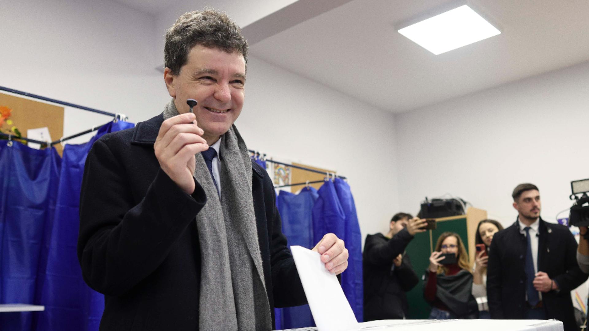 Nicuser Dan activism anti Chevron si colaborare cu actionar