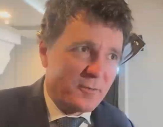 Nicuser Dan copiaza pe Trump interviuri din avion