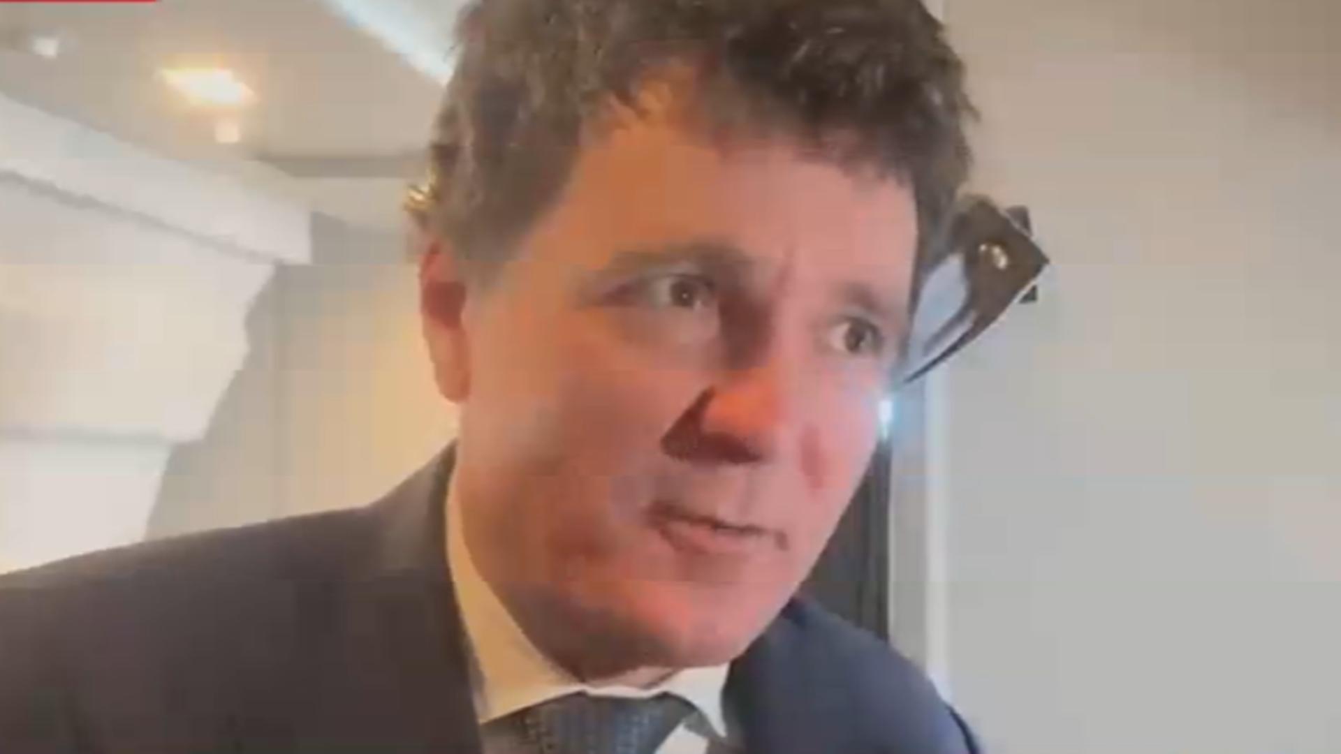 Nicuser Dan copiaza pe Trump interviuri din avion