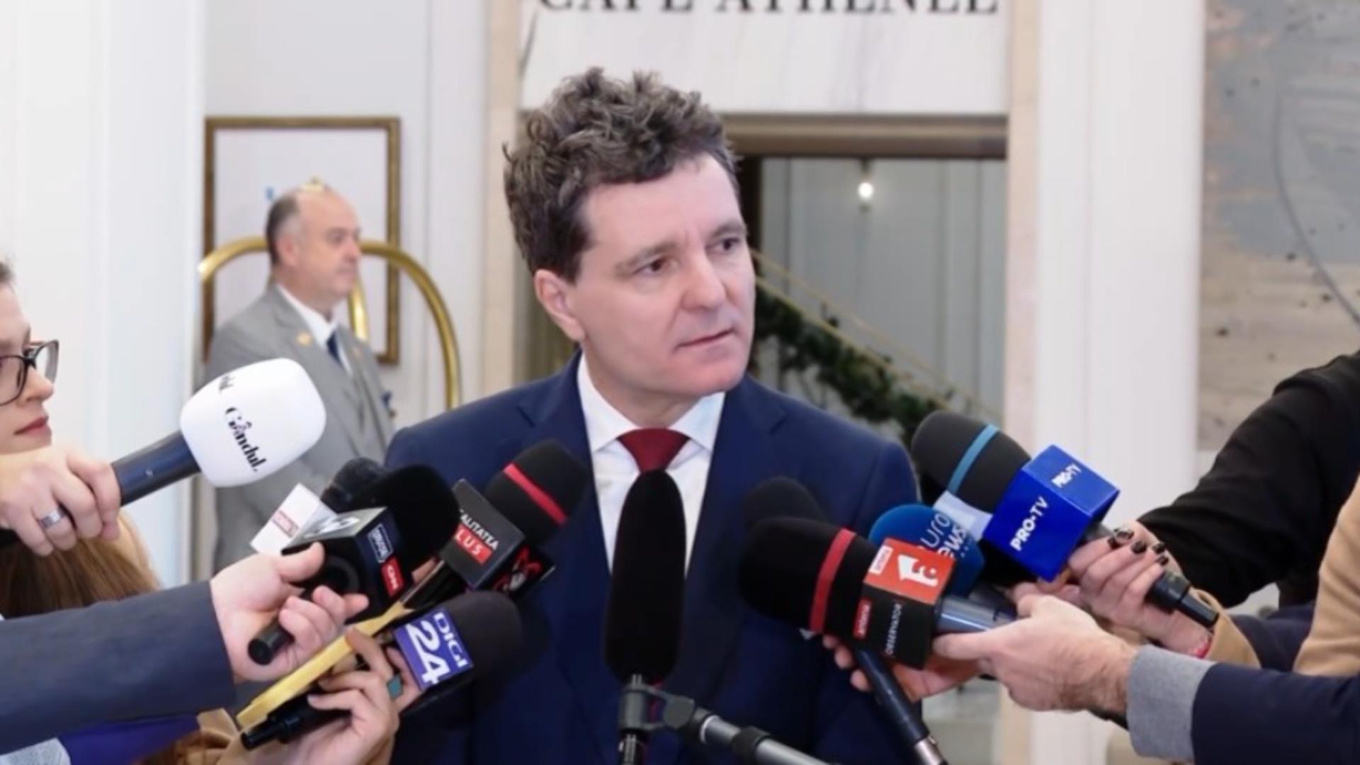Nicustor Dan blocat la Pari din cauza vremii proaste