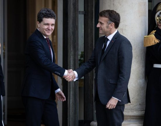 Presedintele Nicusor Dan pleaca la Paris problemele ramase acasa