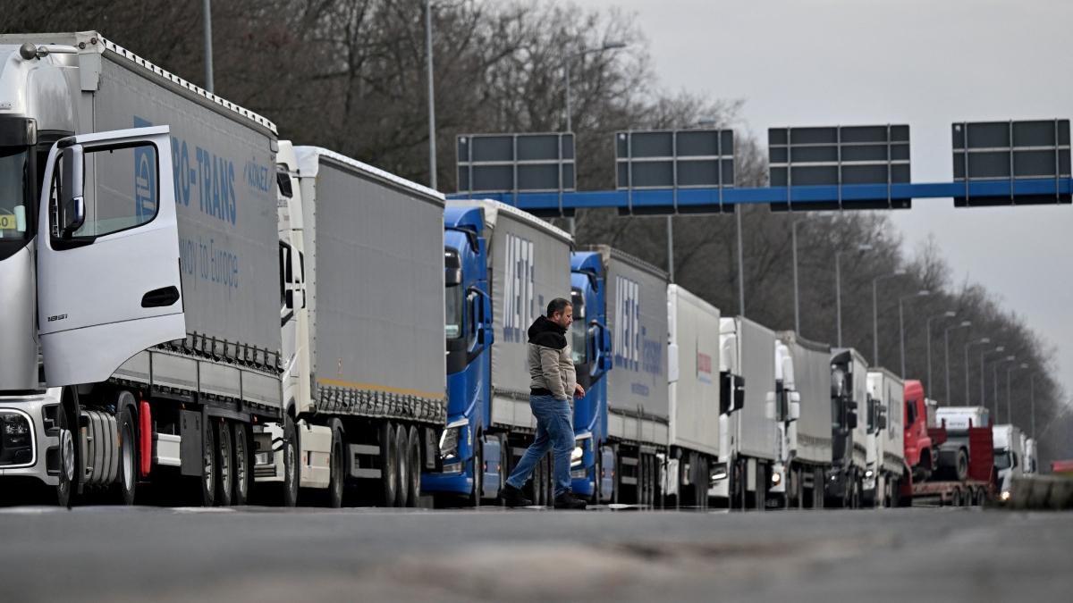 Proteste la frontieră în UE: Sute de șoferi din Balcanii de Vest opresc traficul de marfă. 1 Proteste la frontiera in UE Sute de soferi din Balcanii de Vest opresc traficul de marfa
