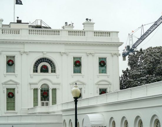 Trump afirma ca e prea tarziu pentru a opri constructia salii de bal de la Casa Alba in