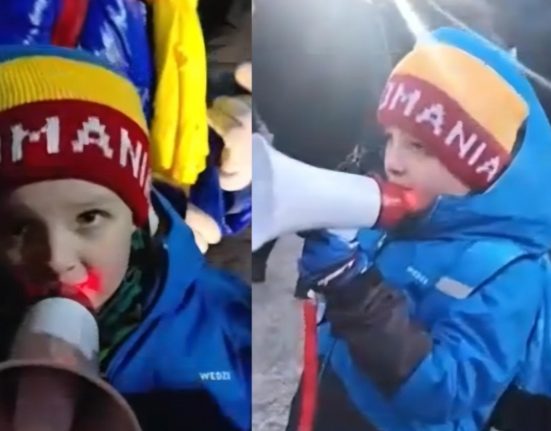 Un copil de doar cativa ani simbolul protestului din capitala Micutzul a luat portavocea si a strigat numele lui Calin Georgescu alaturi de mii de oameni