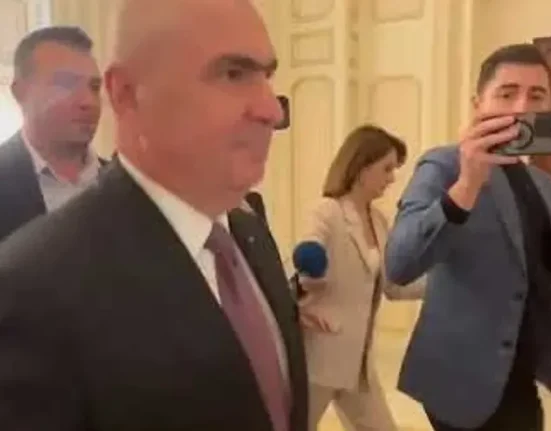 Bolojan evită presa după eșecul Guvernului Mureșan