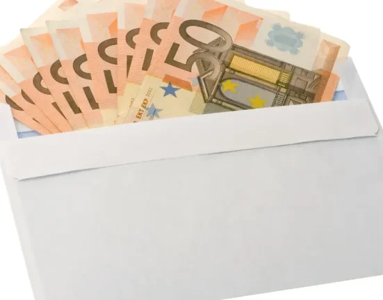 Doi profesori din Pitești, reținuți pentru mită: cereau bani pentru promovarea examenelor