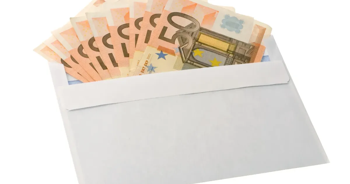 Doi profesori din Pitești, reținuți pentru mită: cereau bani pentru promovarea examenelor