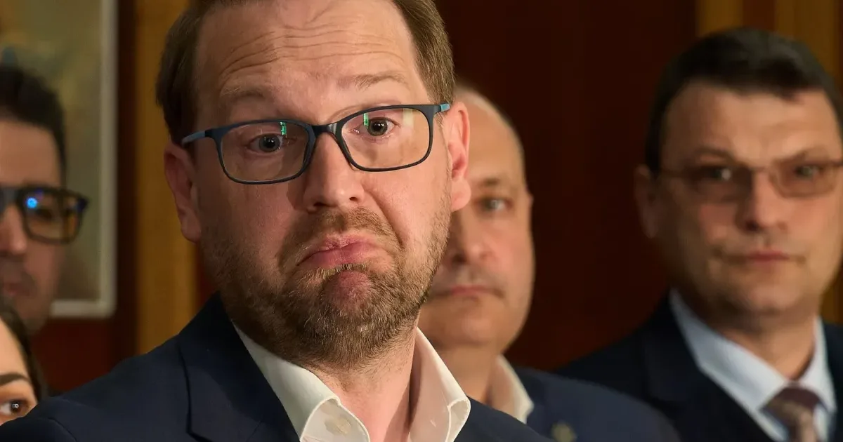 Dominic Fritz a cântat imnul României la pian cu trei zile înainte de a-și pierde mandatul 1 Dominic Fritz a cântat imnul României la pian cu trei zile înainte de a-și pierde mandatul