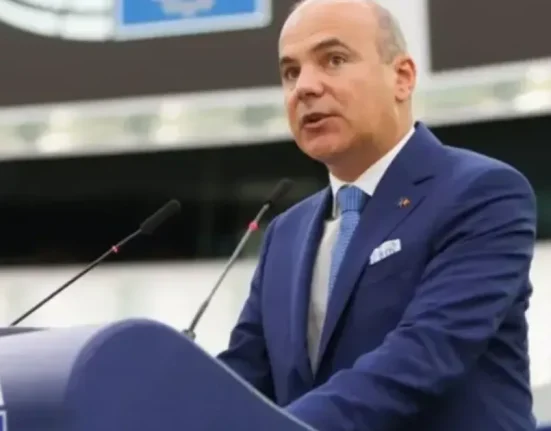 Rareș Bogdan îl critică dur pe Ilie Bolojan: „Coboară din birou și stai de vorbă cu ei!”