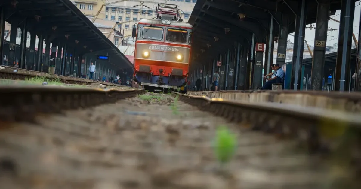 Bărbat de 80 de ani, lovit mortal de tren la Buzău. Traficul feroviar este blocat