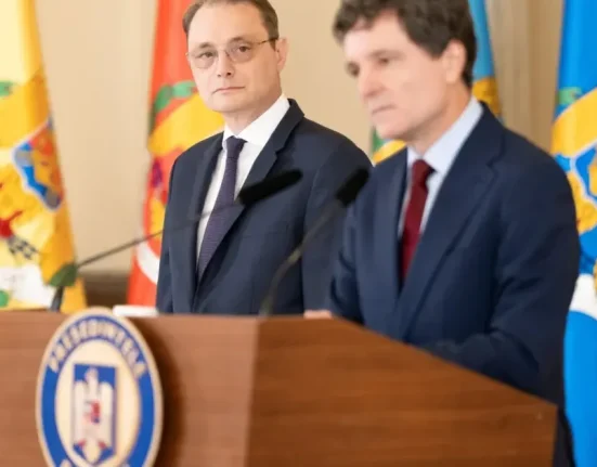 Diplomat, al patrulea candidat la premier în cinci luni