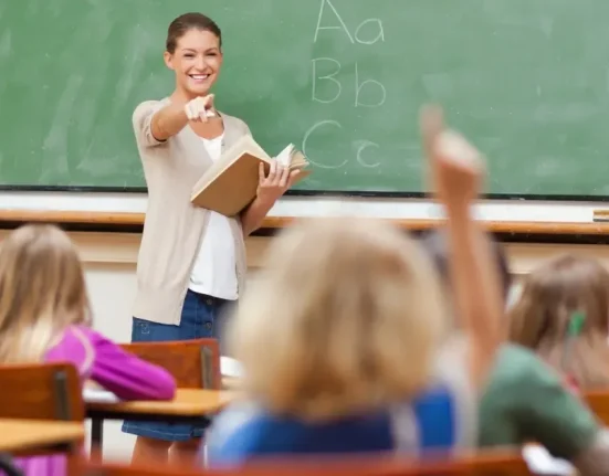 Elevii și profesorii au weekend prelungit: liber pe 5 octombrie, de Ziua Educației