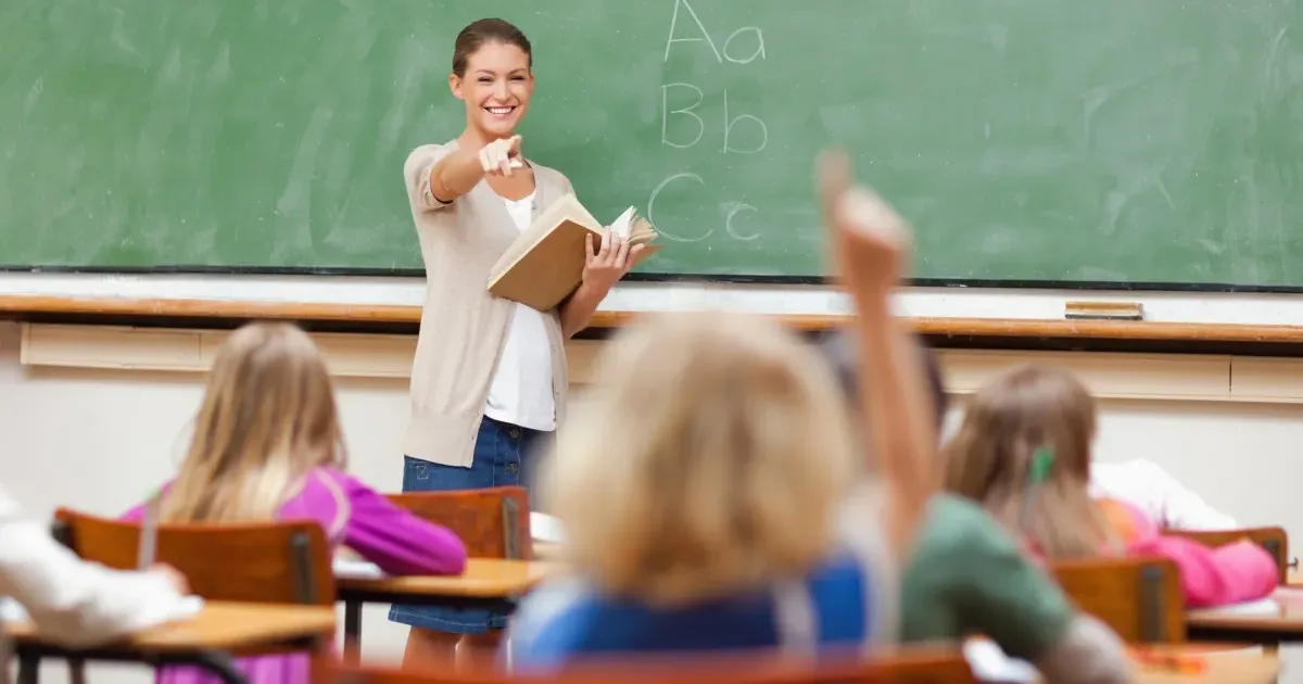 Elevii și profesorii au weekend prelungit: liber pe 5 octombrie, de Ziua Educației