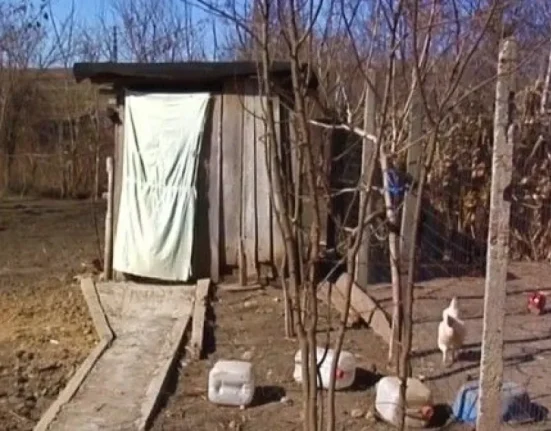 Guvernul alocă aproape 8 milioane de lei pentru eliminarea școlilor cu toalete în curte