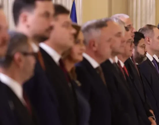 Guvernul Niculescu interzice accesul presei la ședințe, apoi îl restabilește