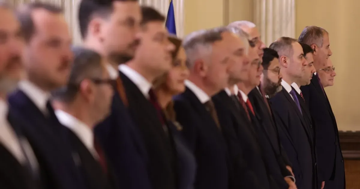 Guvernul Niculescu interzice accesul presei la ședințe, apoi îl restabilește