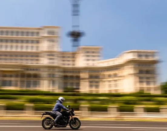 Motocicletele și mopedele, acceptate pe benzile de transport public