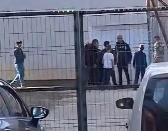 Scandal la școala din Timișoara: părinții au agresat profesorul care le-a certat copilul